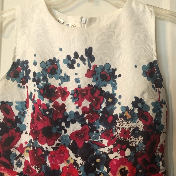 ⭐️ Dress - Picture 3 of 5